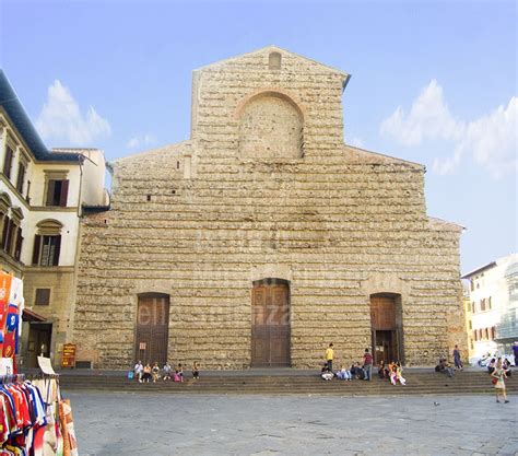 Facciata incompiuta della Basilica di San Lorenzo in contrasto con le sue appendici