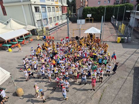 Interno dell'Orfanotrofio della Sacra Famiglia con bambini che giocano