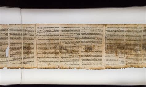 Immagine di un frammento dei Rotoli del Mar Morto con evidenziato il Tetragramma scritto in paleo-ebraico.