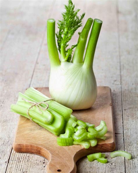 Foto di verdure fresche come carciofi, finocchi e sedano