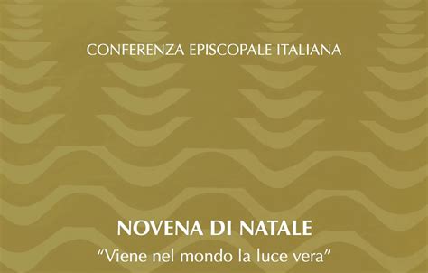 Foto di una comunità che celebra la Novena di Natale in una chiesa illuminata