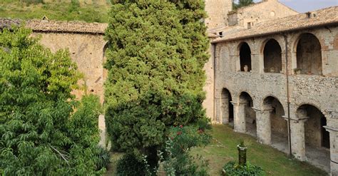 Foto della Badia di San Bartolomeo con dettagli dell'architettura romanica o dell'abside