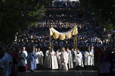 Il Papa che guida la processione alla Porta Santa con i dipendenti della Curia Romana