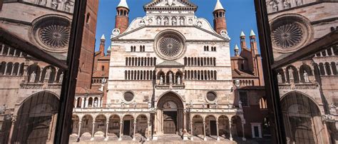 Vista aerea del complesso monumentale della Cattedrale di Cremona con il Torrazzo e il Battistero
