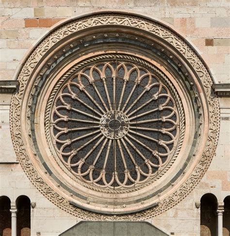 Dettaglio della facciata della Cattedrale di Cremona con il rosone e i leoni reggenti le colonne del protiro