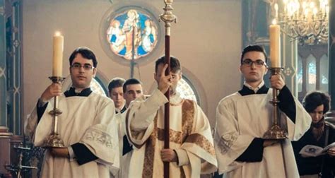 Foto d'archivio o rappresentazione simbolica del rito dell'esorcismo in un contesto liturgico.
