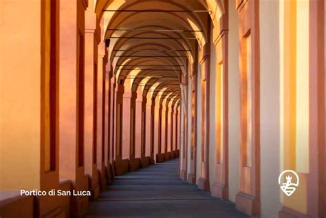 Inquadratura generale del lungo portico di San Luca che sale verso il Santuario sul colle