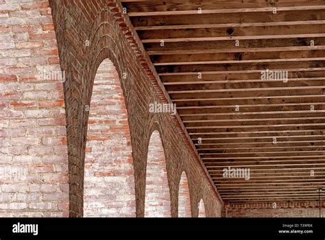 Dettaglio di una delle arcate del portico con un'edicola votiva