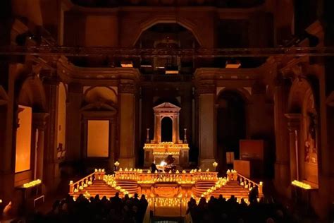 Immagine di una cattedrale durante una celebrazione eucaristica, con particolare attenzione all'architettura e all'atmosfera sacra