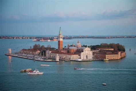 Foto panoramica della laguna veneziana con barche addobbate e fuochi d'artificio