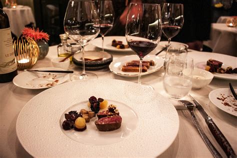 Tavola apparecchiata con vista sul Canal Grande durante una cena speciale