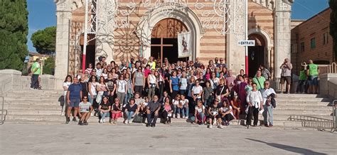 Foto di gruppo di giovani pellegrini in cammino verso Fatima