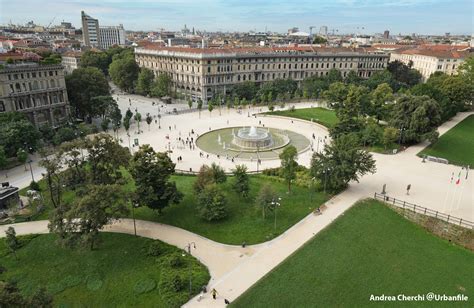 Piazza storica di Pilštanj con indicazioni del sentiero