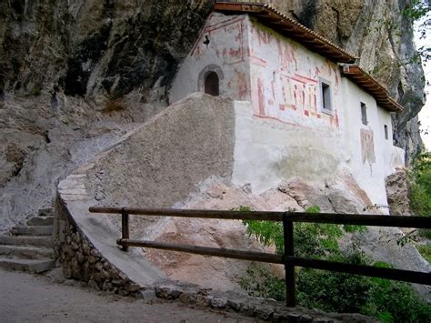 Vista panoramica sull'Eremo di San Paolo ad Arco, incastonato nella roccia.