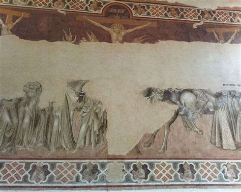 Dettaglio di un affresco esterno dell'Eremo di San Paolo, raffigurante guerrieri e figure sacre.