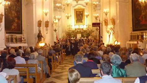 Chiesa, organo e coro durante un concerto di musica sacra