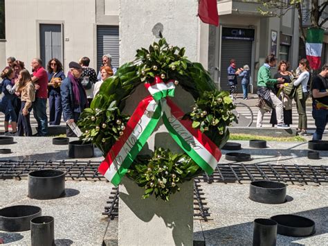 Foto della lapide dei Caduti a Garbagna con fiori o corone
