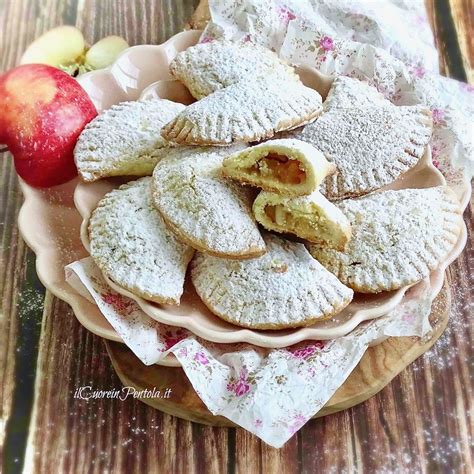 Foto ravvicinata di biscotti Nipitiddate con ripieno visibile
