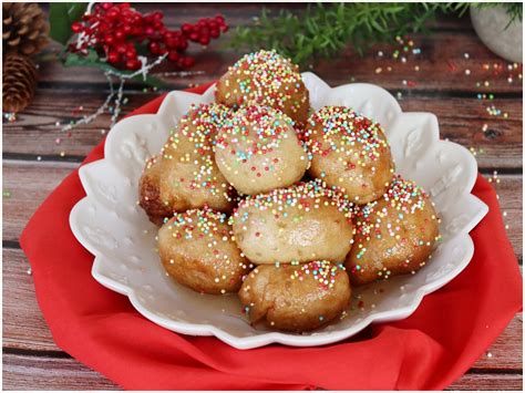 Foto di un piatto di zeppole dell'Immacolata con miele e confettini colorati