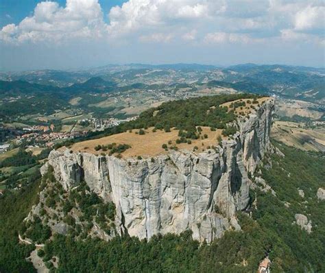Foto della Pietra di Bismantova dal Piazzale Dante, con il sentiero CAI 697 visibile