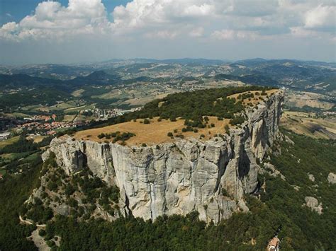 Foto panoramica dalla cima della Pietra di Bismantova con vista sulle montagne dell'Appennino