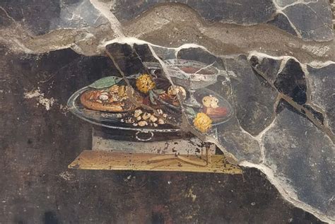 affresco indiano antico che ritrae donne in attività sociali e spirituali