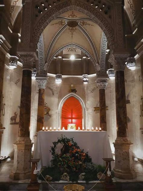 Foto di un altare eucaristico addobbato o di una veglia pasquale