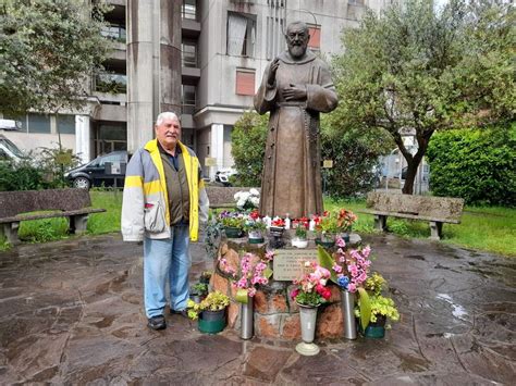 statua di Padre Pio in un giardino pubblico
