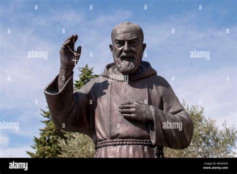 statua gigante di Padre Pio ad Apice Vecchia