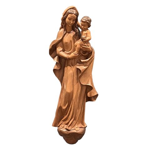 Scultura in legno della Madonna con Bambino in braccio