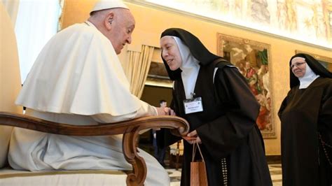 Papa Francesco al telefono con le Suore Carmelitane