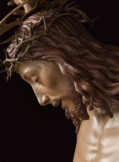 Dettaglio del volto del Cristo nel Crocifisso in bosso di Brustolon, con corona di spine e raggiera