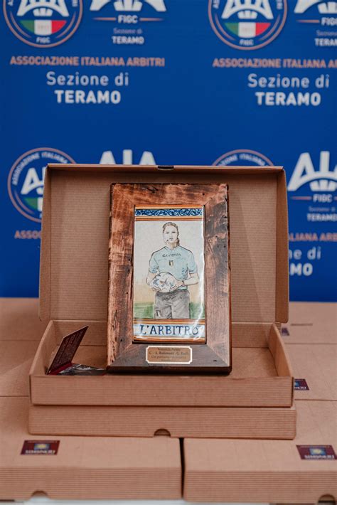 Mattonella celebrativa del Premio Rodomonti-Basile raffigurante un arbitro donna