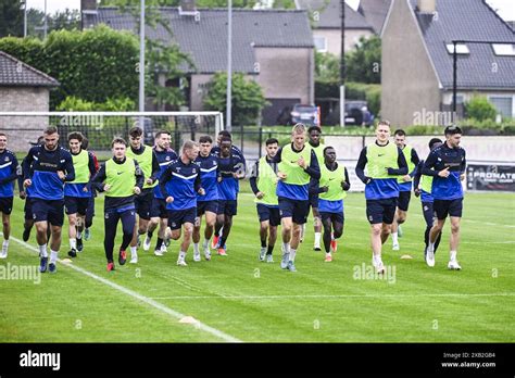 Foto di giovani arbitri durante una sessione di allenamento o un corso