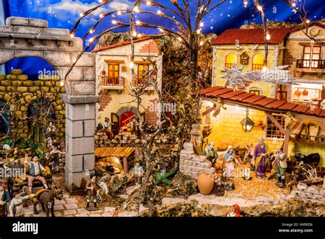 fotografia di un presepe tradizionale con statuine illuminate