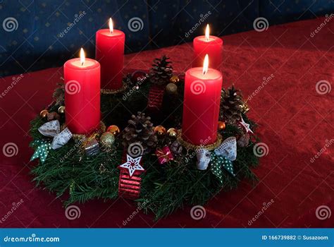 fotografia ravvicinata di una Corona d'Avvento con candele accese