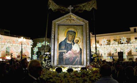 Icona miracolosa della Madonna Evangelistria ricoperta di ex-voto, Tinos