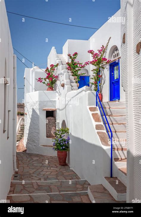 Panoramica di un villaggio tradizionale a Tinos, con case in calce bianca e vicoli stretti
