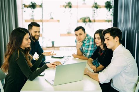 Gruppo di persone che discutono in un contesto sinodale