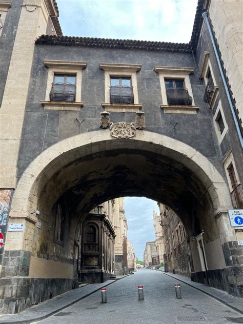 Vista di Via Crociferi con l'arco che collega le due Badie del Monastero di San Benedetto