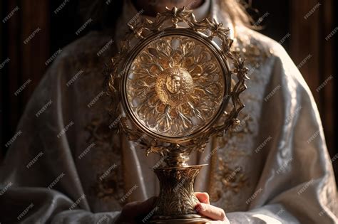 immagine di un'ostensorio con l'Eucaristia durante un'adorazione