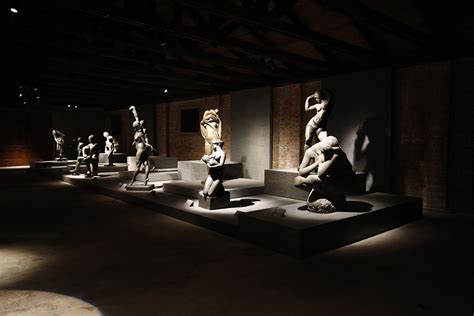 Foto di un'installazione di sculture in gesso e juta dal ciclo Pathos