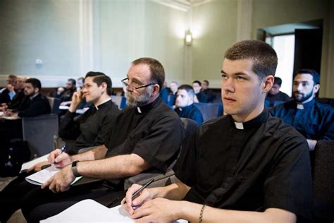 Seminaristi che studiano in biblioteca