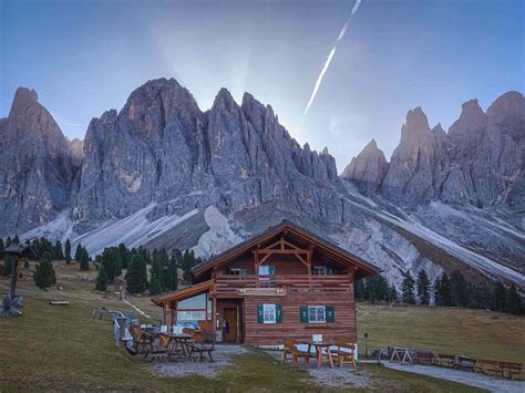Il Rifugio Rosazza con il panorama circostante