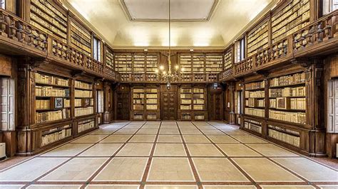 Foto di un'antica biblioteca o di testi latini storici.