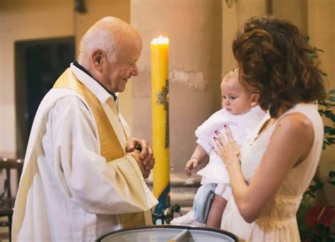 Famiglia che si prepara al battesimo del proprio figlio in chiesa