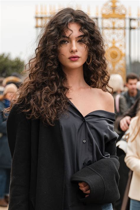 Deva Cassel con una cascata di ricci effetto nuvola.