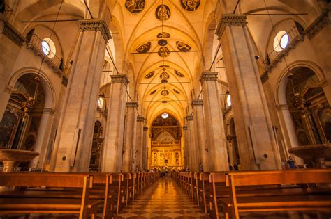 Interno della Basilica della Santa Casa con affreschi e opere d'arte