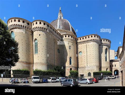 Esterno della Basilica della Santa Casa con elementi di architettura fortificata