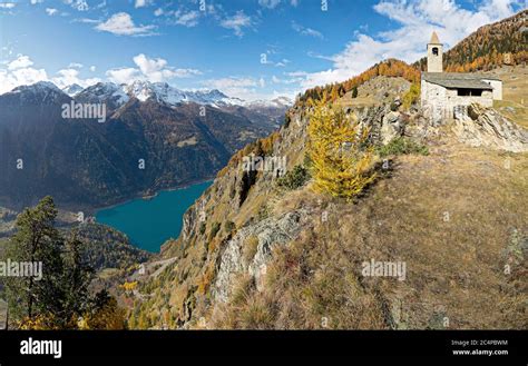 Veduta panoramica dell'Eremo di San Romerio a picco sul Lago di Poschiavo